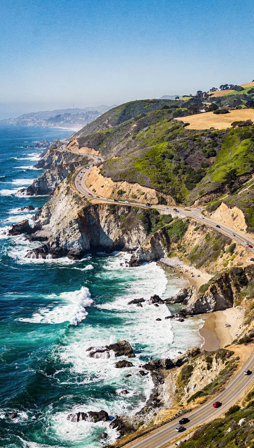 Очаровательный прибрежный городок с маленькими магазинами и кафе, приглашает к исследованию.